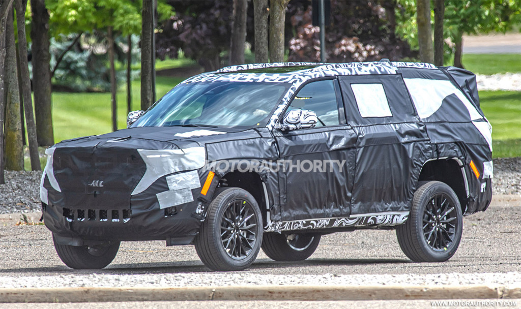 2022 Jeep Grand Cherokee-based 3-row SUV spy shots - Photo credit: S. Baldauf/SB-Medien