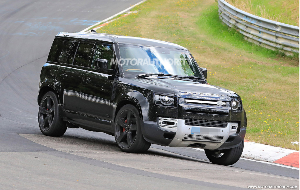 2022 Land Rover Defender V-8 test mule spy shots - Photo credit: S. Baldauf/SB-Medien