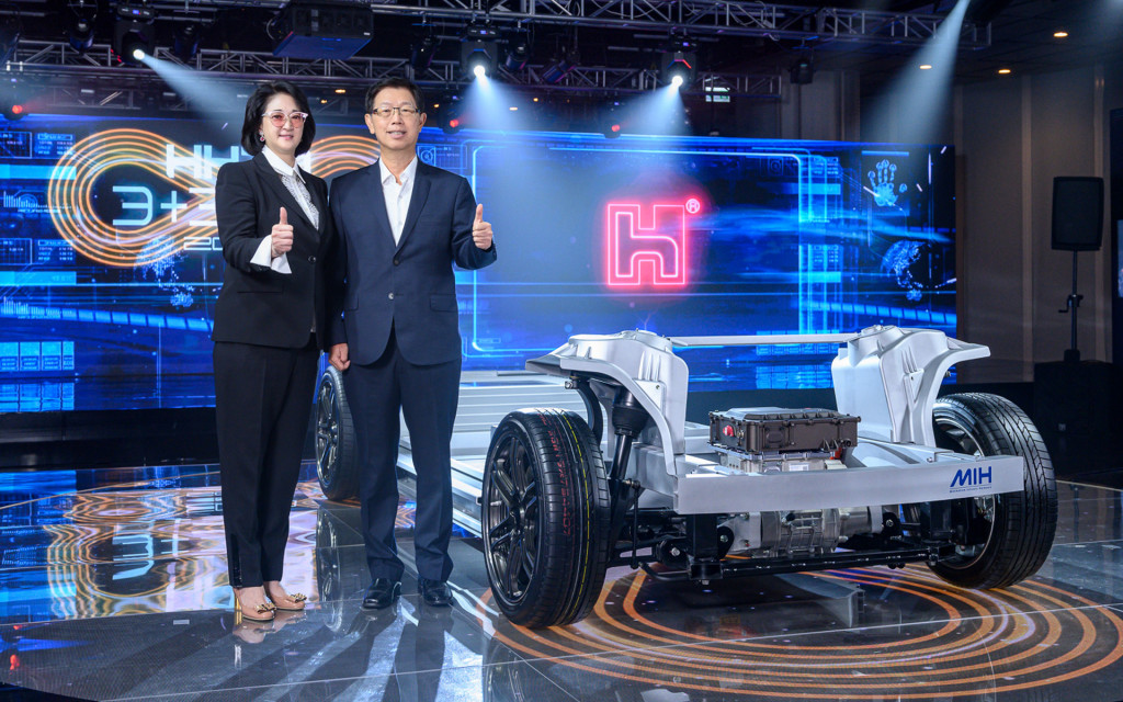 Foxconn Chairman Young Liu (right) with the MIH modular EV platform Foxconn Chairman Young Liu (right) with the MIH modular EV platform