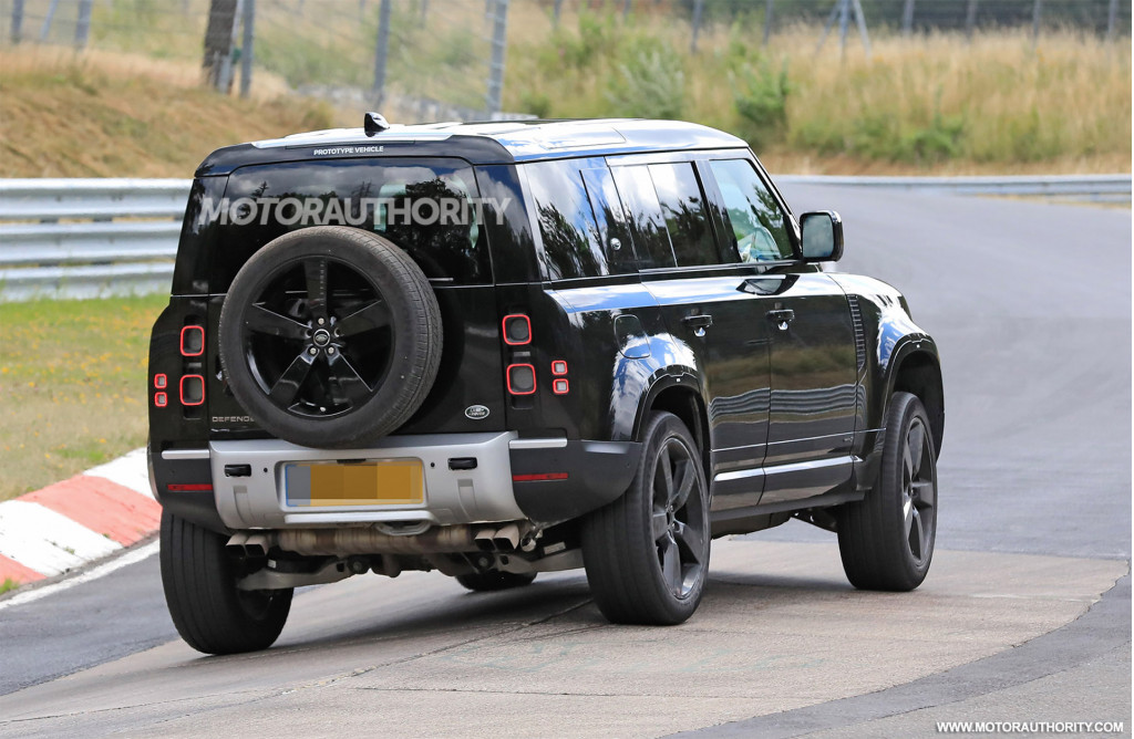 2022 Land Rover Defender V-8 test mule spy shots - Photo credit: S. Baldauf/SB-Medien