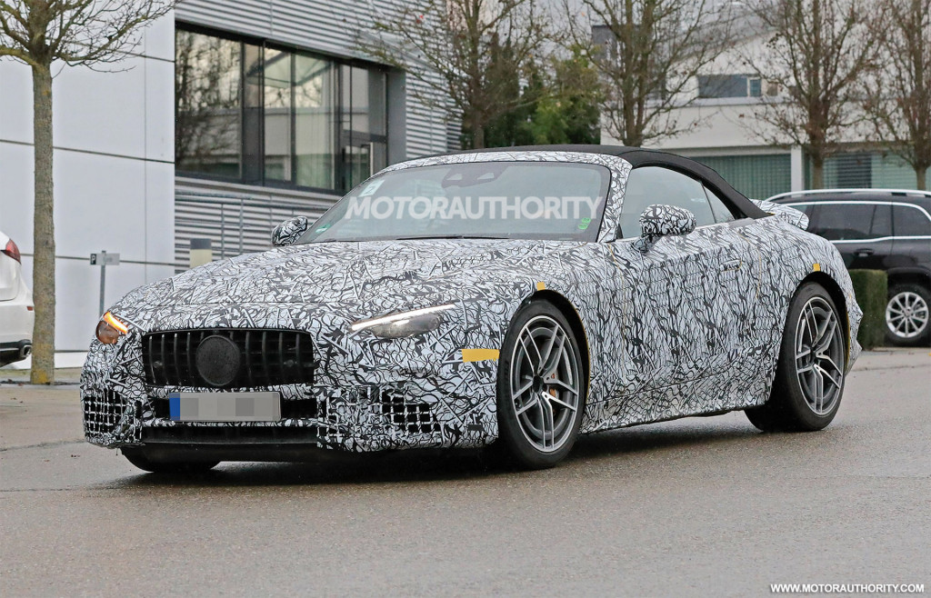 2022 Mercedes-Benz AMG SL63 Roadster spy shots - Photo credit: S. Baldauf / SB-Medien 2022 Mercedes-Benz AMG SL63 Roadster spy shots - Photo credit: S. Baldauf / SB-Medien