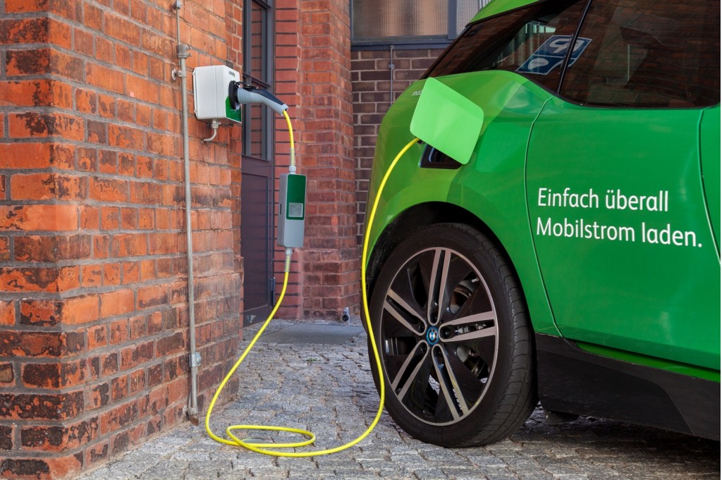 Ubitricity electric-car charging cord