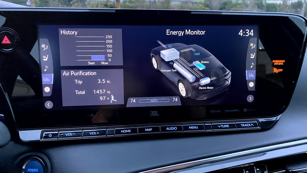 Air purification displays - 2021 Toyota Mirai
