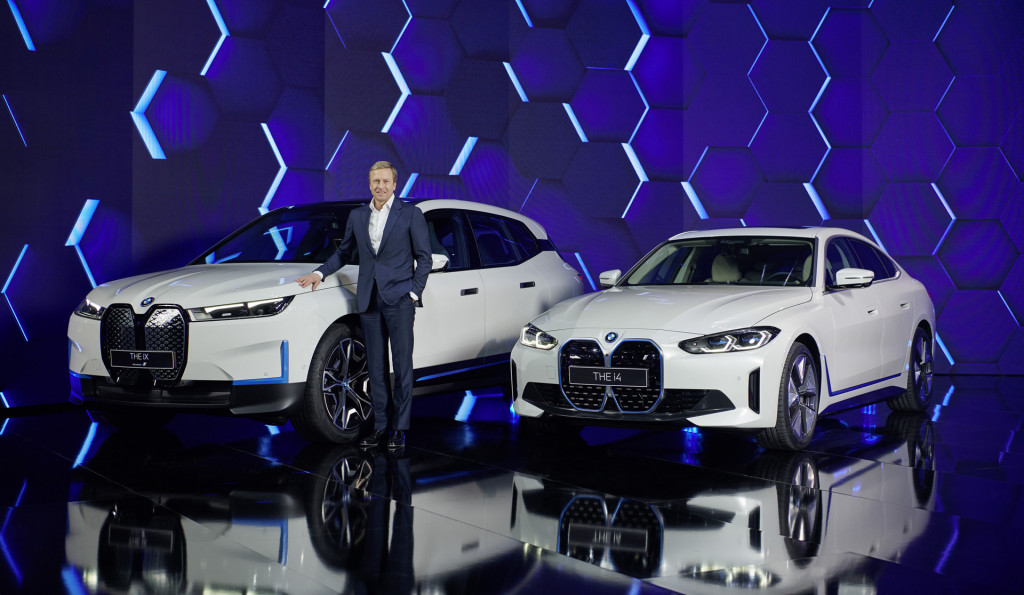 BMW Group CEO Oliver Zipse with the 2022 BMW iX and i4