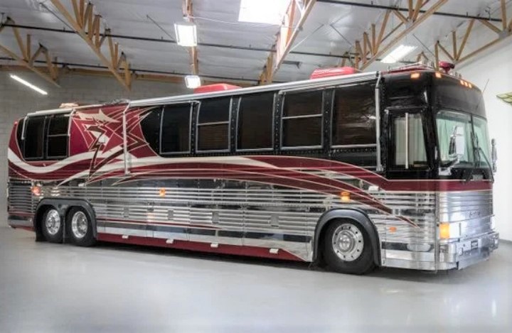A 1995 Prevost Bus | premiumcoachgroup.com