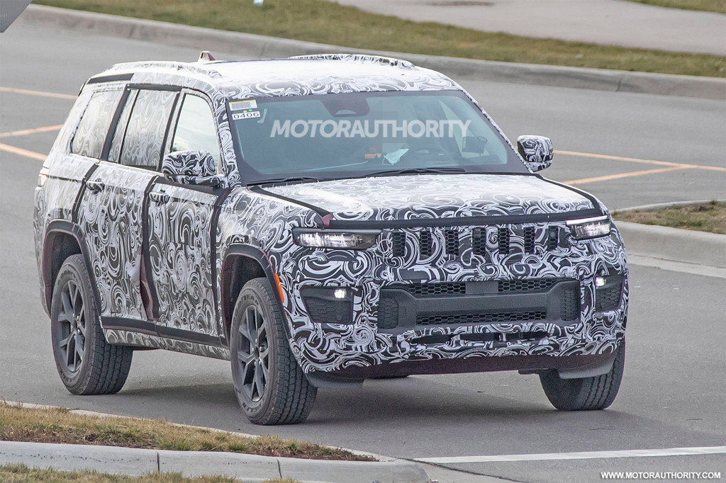 2022 Jeep Grand Cherokee spy shots - Photo credit: S. Baldauf/SB-Medien