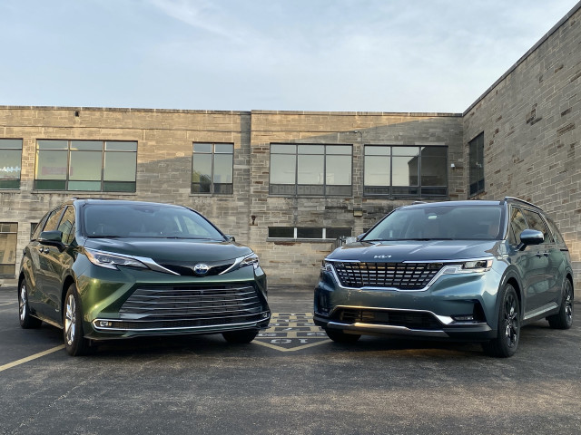 2022 Kia Carnival, silver, and 2021 Toyota Sienna, green