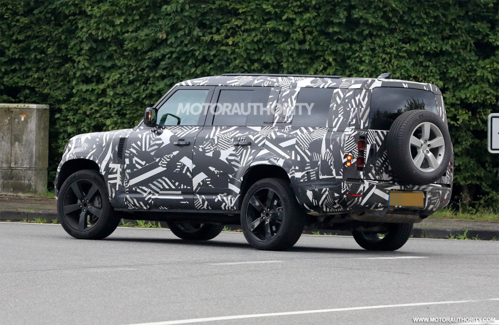 2023 Land Rover Defender 130 spy shots - Photo credit: S. Baldauf/SB-Medien