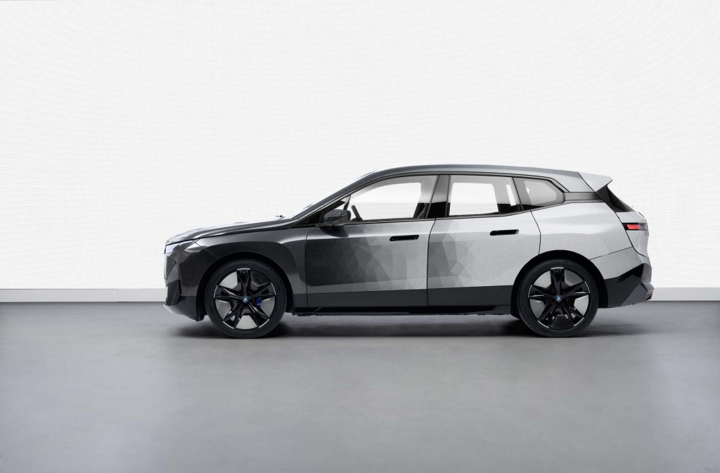 BMW iX Flow featuring E Ink BMW iX Flow featuring E Ink