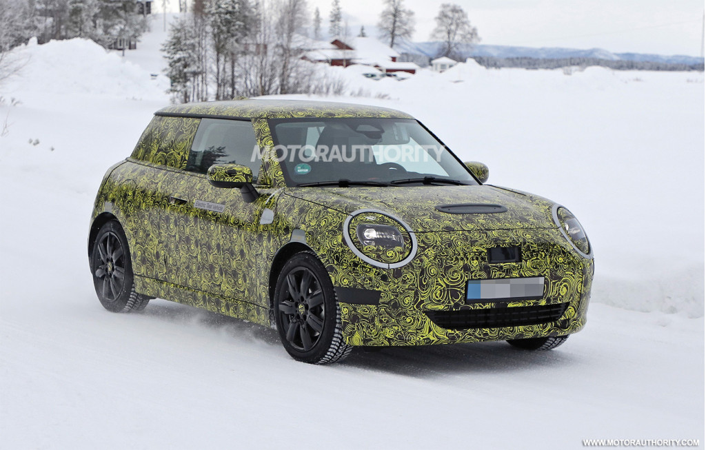 2024 Mini Cooper SE spy shots - Photo credit: S. Baldauf/SB-Medien