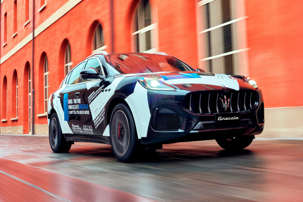 Teaser for 2023 Maserati Grecale debuting on March 22, 2022