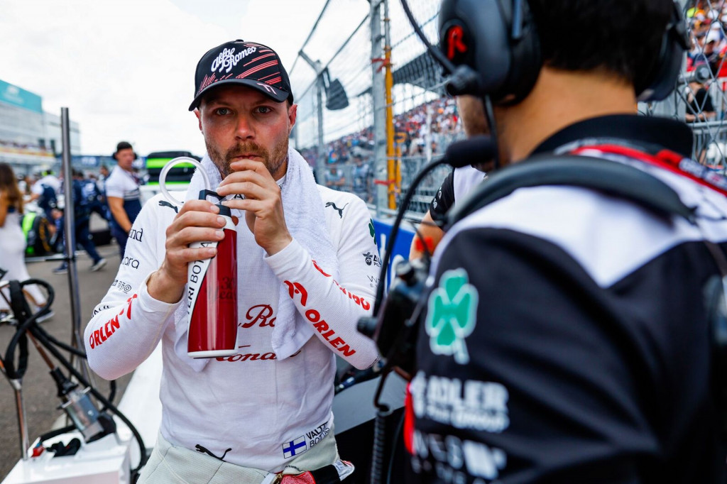 Valtteri Bottas stays hydrated during practice laps at the 2022 Miami Grand Prix.