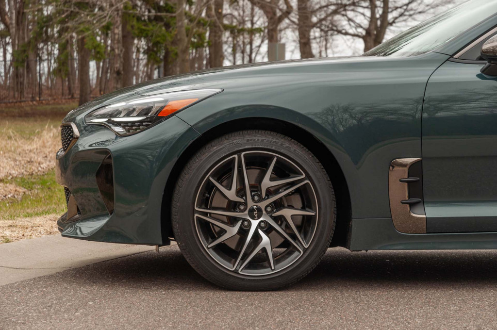 Base 2022 Kia Stingers ride on new 18-inch wheels
