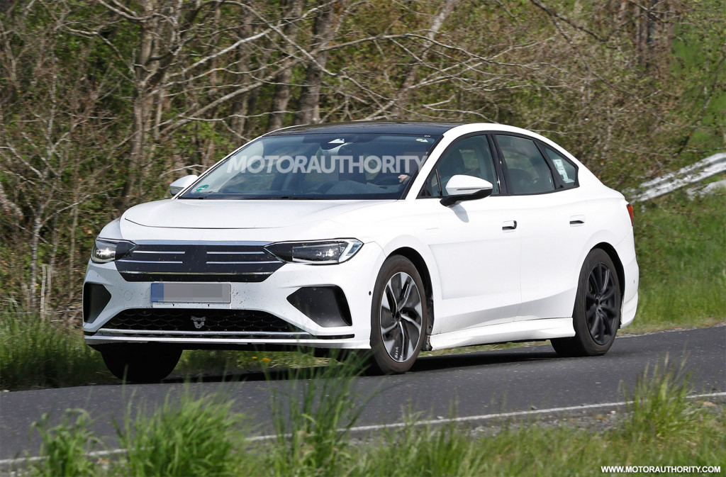 2024 Volkswagen ID.6 (Aero) spy shots - Photo credit: S. Baldauf/SB-Medien