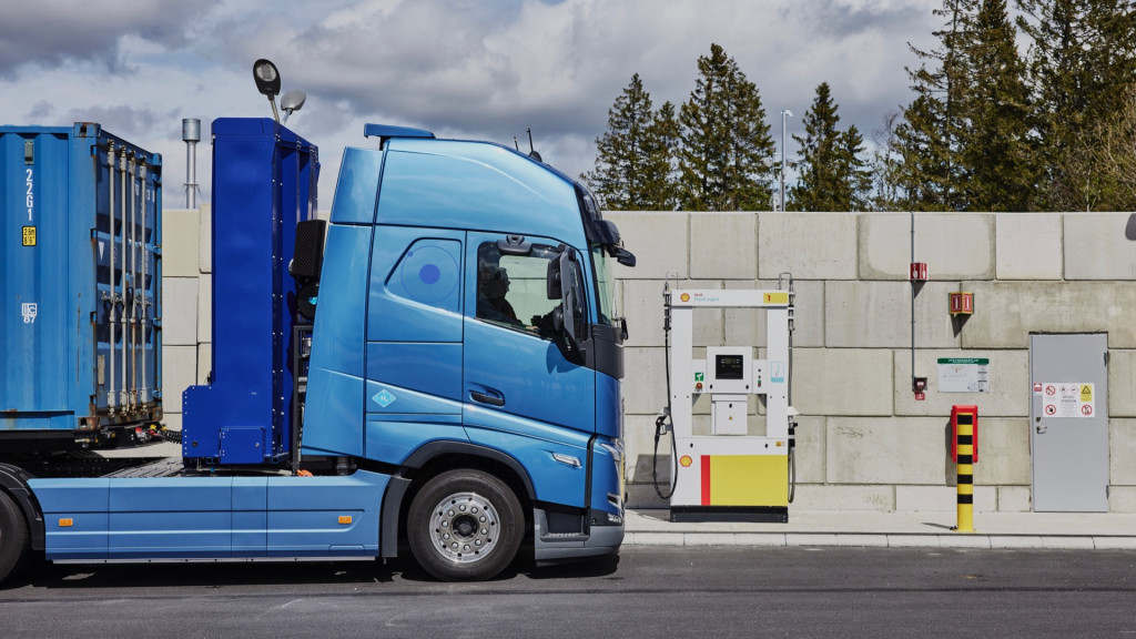 Volvo FH hydrogen fuel-cell semi truck