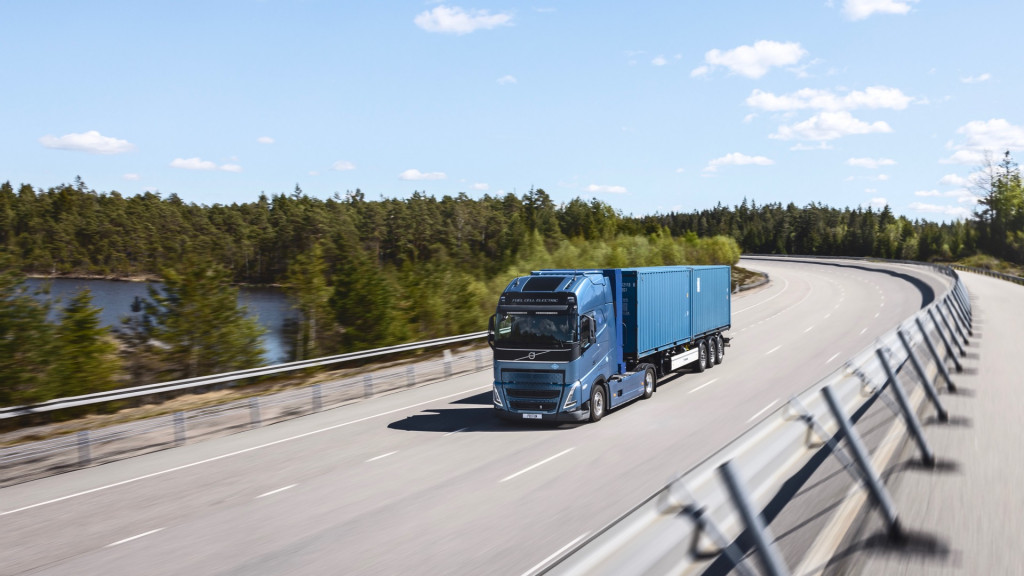 Volvo FH hydrogen fuel-cell semi truck