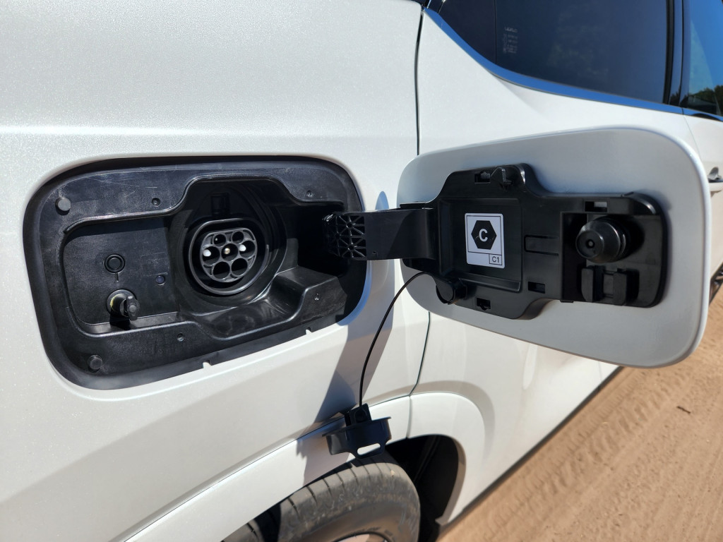 2023 Lexus RX 450+ plug-in hybrid (Euro-spec) 2023 Lexus RX 450+ plug-in hybrid (Euro-spec)