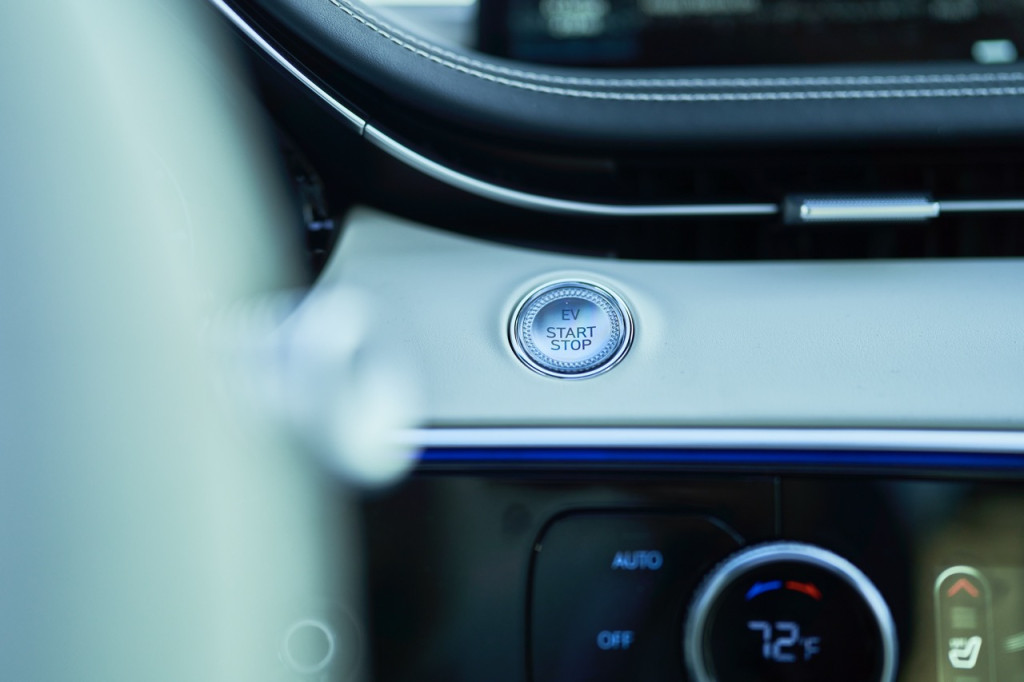 2023 Genesis Electrified GV70 test drive review