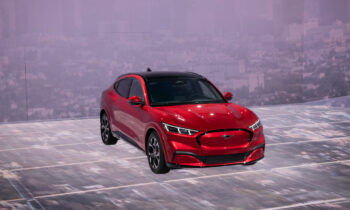 Ford three-row EV due in 2025: 350 miles on 100 kwh, exec says