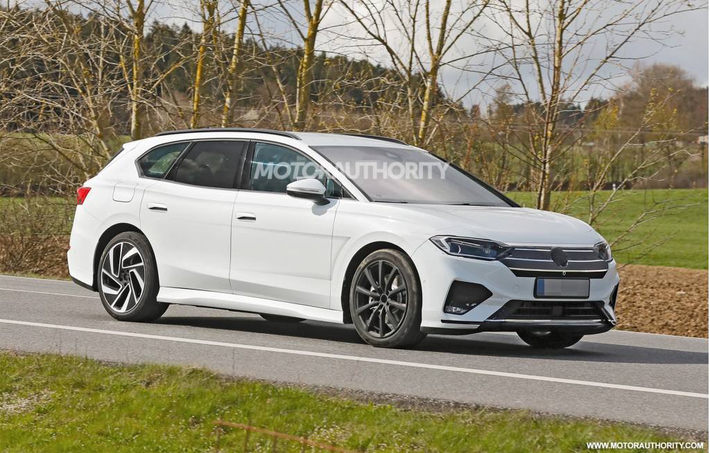 2025 Volkswagen ID.7 wagon spy shots - Photo credit: Baldauf