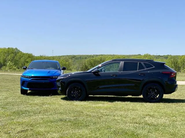 Dodge Hornet (blue) vs. Chevy Trax (black)
