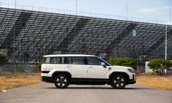 2024 Hyundai Santa Fe boxes in fresh face on familiar ride