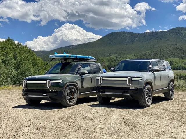 Rivian R1T, green, vs. Rivian R1S, silver Rivian R1T, green, vs. Rivian R1S, silver