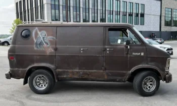 "School of Rock" 1987 Dodge Ram B250 van up for auction